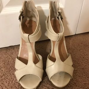 Elle Ivory Wedges size 6.5 💜👡